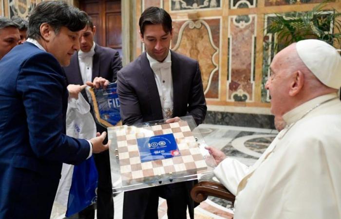 The Holy Father meets with members of the Italian Checkers Federation