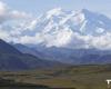 A climber died after falling 300 meters high in the mountains of Alaska. A teammate is seriously injured
