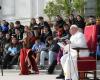 Pope to young people in Venice: “Use your smartphone, but go to meet others!”